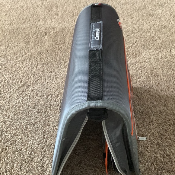 This is a case it binder perfect for holding papers that is orange and gray - Picture 4 of 4